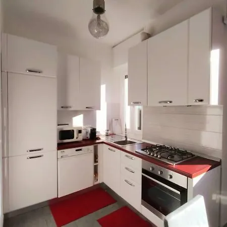 Bilocale Luminoso E Accogliente Zona Marche 아파트 *